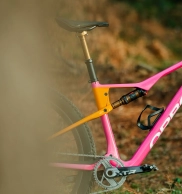 The Orbea Oiz of Ibon Zugasti for the Cape Epic: metallic pink and handle to stand out in South Africa