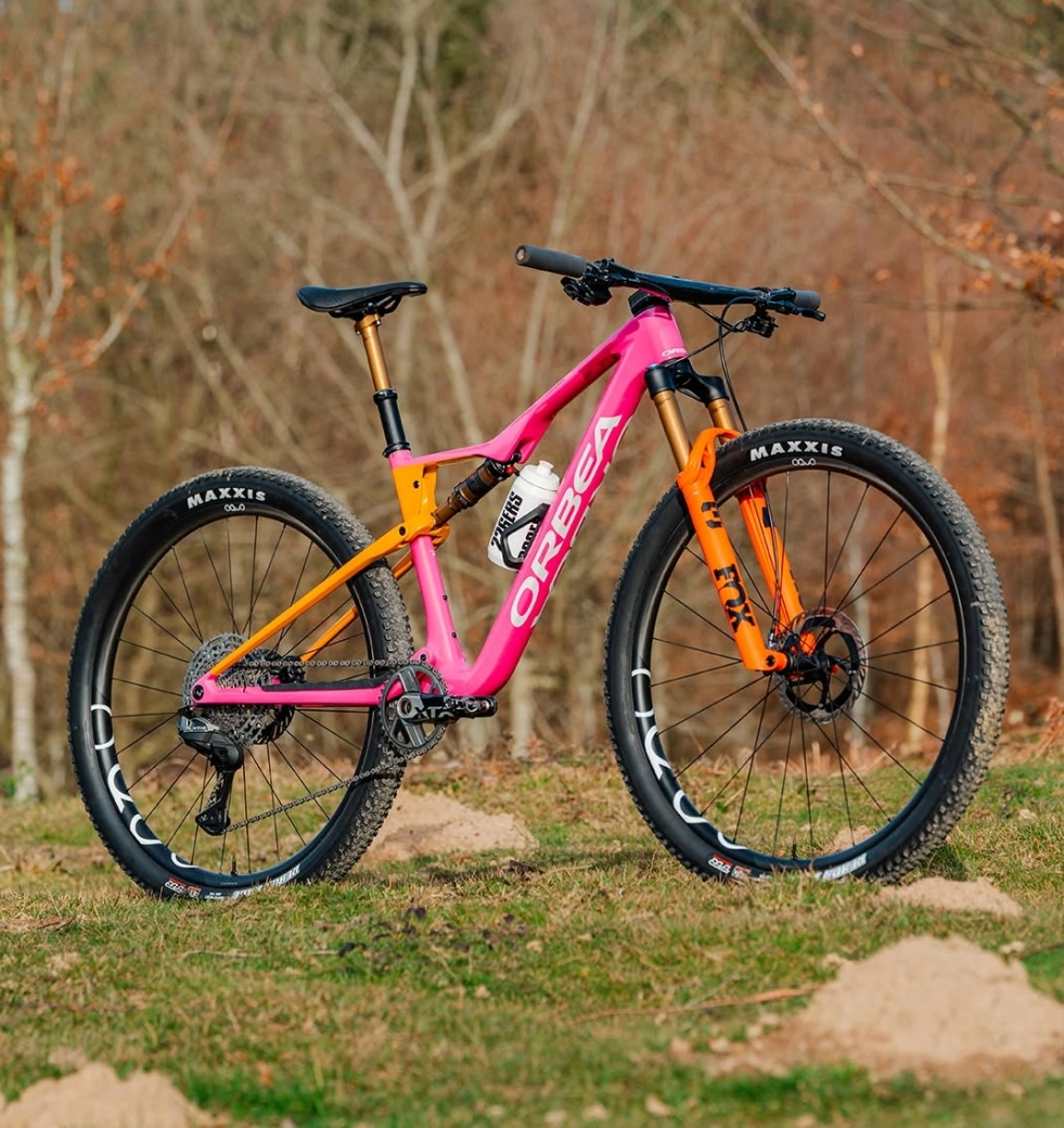 L'Orbea Oiz d'Ibon Zugasti pour la Cape Epic : rose métallique et poignée pour se démarquer en Afrique du Sud