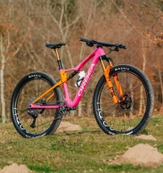 The Orbea Oiz of Ibon Zugasti for the Cape Epic: metallic pink and handle to stand out in South Africa