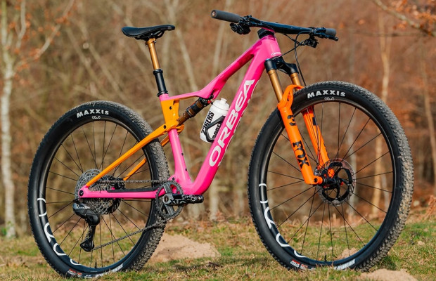 La Orbea Oiz de Ibon Zugasti para la Cape Epic: rosa metálico y mango para destacar en Sudáfrica