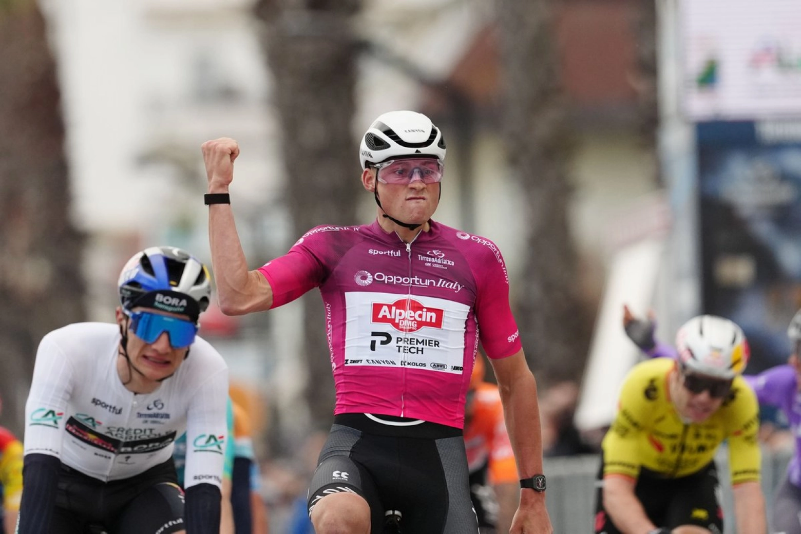 Salvaje sprint de Van der Poel para ganar la etapa 4 de Tirreno-Adriático 2026