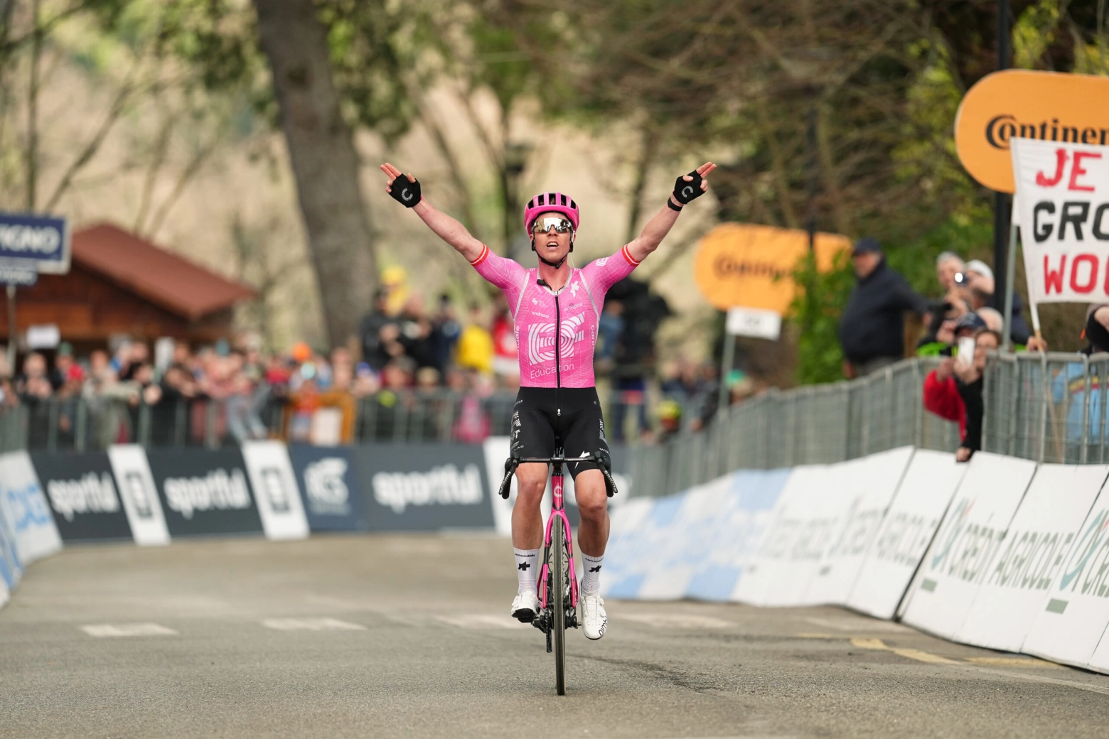 Michael Valgren sorprende desde la fuga y gana la etapa 5 de la Tirreno-Adriático, Del toro recupera el liderato