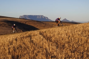 The extreme heat forces a change in the schedule of the Cape Epic