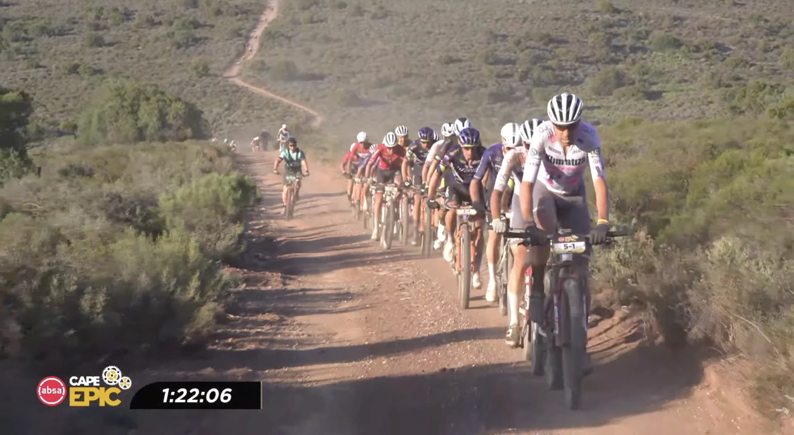 Ataques, pinchazos y remontadas: Valero protagoniza una primera etapa de la CapeEpic 2026 en la que pasa de todo y gana el BUFF-BH