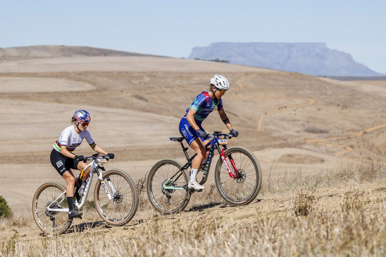 Ataques, pinchazos y remontadas: Valero protagoniza una primera etapa de la CapeEpic 2026 en la que pasa de todo y gana el BUFF-BH