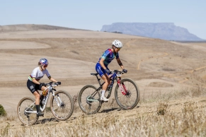 Ataques, pinchazos y remontadas: Valero protagoniza una primera etapa de la CapeEpic 2026 en la que pasa de todo y gana el BUFF-BH