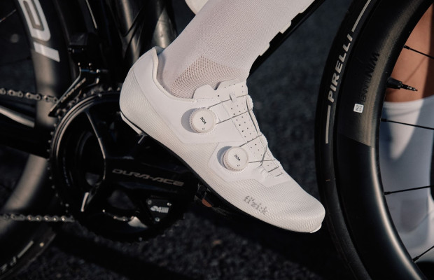 Zapatilhas Fizik Lyra: nova forma, dupla BOA e sola R4 para uma pedalada mais eficiente