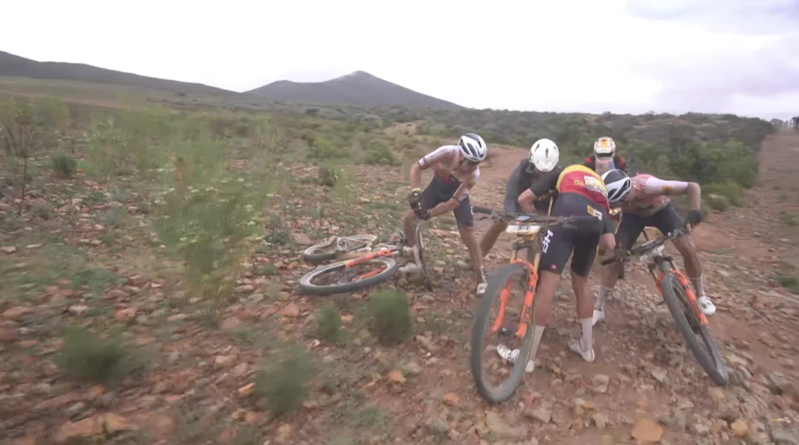 Samuel Gaze e Luca Schwarzbauer ganham uma etapa 2 de autêntico desgaste, Valero-Stuzman se mantêm no pódio da geral