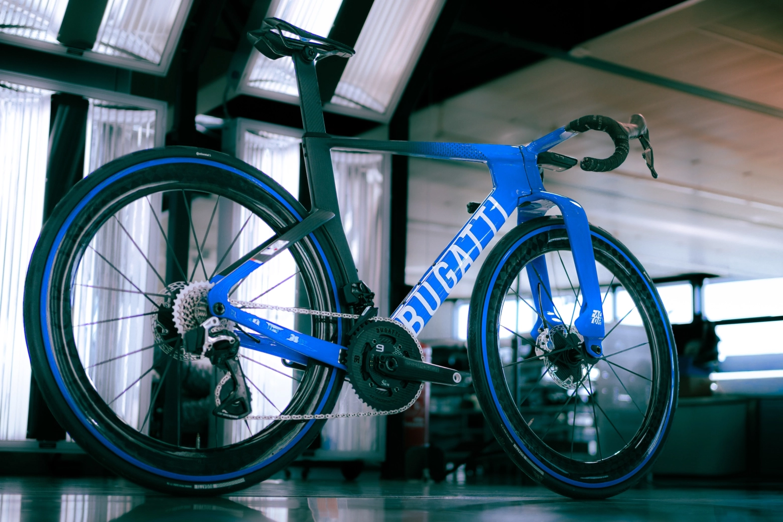 Bugatti llega al ciclismo con una bici radical e ilegal para la UCI