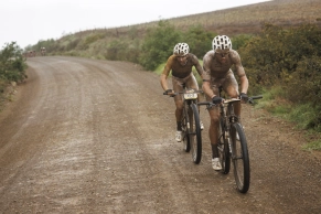 Las MTB de 32” hacen historia en la Cape Epic: Pritzen y Stehli ganan la etapa 3 y cambian la general