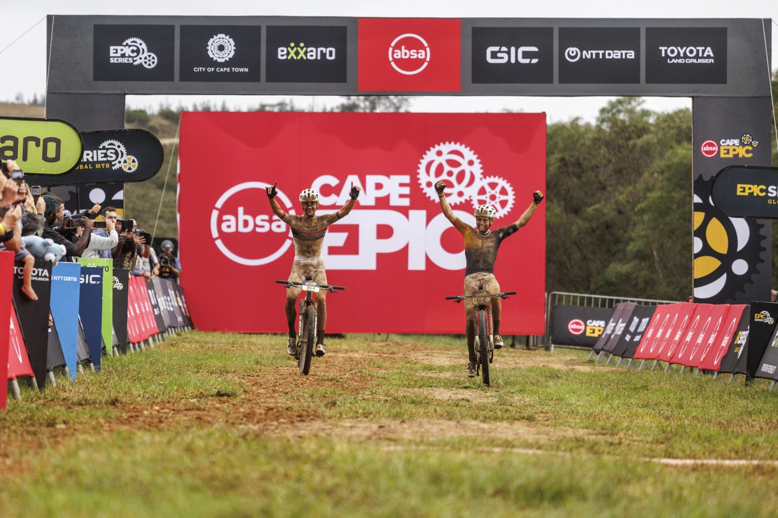 Las MTB de 32” hacen historia en la Cape Epic: Pritzen y Stehli ganan la etapa 3 y cambian la general