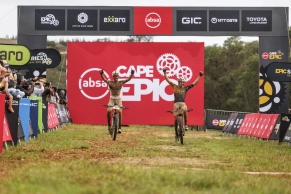 Las MTB de 32” hacen historia en la Cape Epic: Pritzen y Stehli ganan la etapa 3 y cambian la general