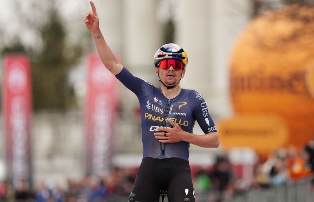 "Ele sempre vai sentado e você não sabe quando ele vai arrancar": Pidcock acerta em seu ataque e ganha a Milão-Turim