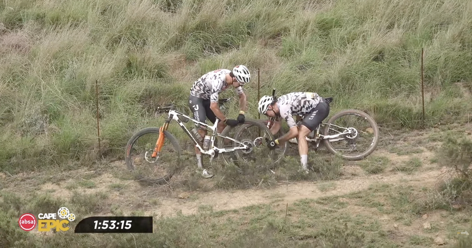 Avería y remontada épica: Schwarzbauer y Gaze pueden con todo, ganan la etapa 4 de la Cape Epic 2026 y se meten en el podio de la general