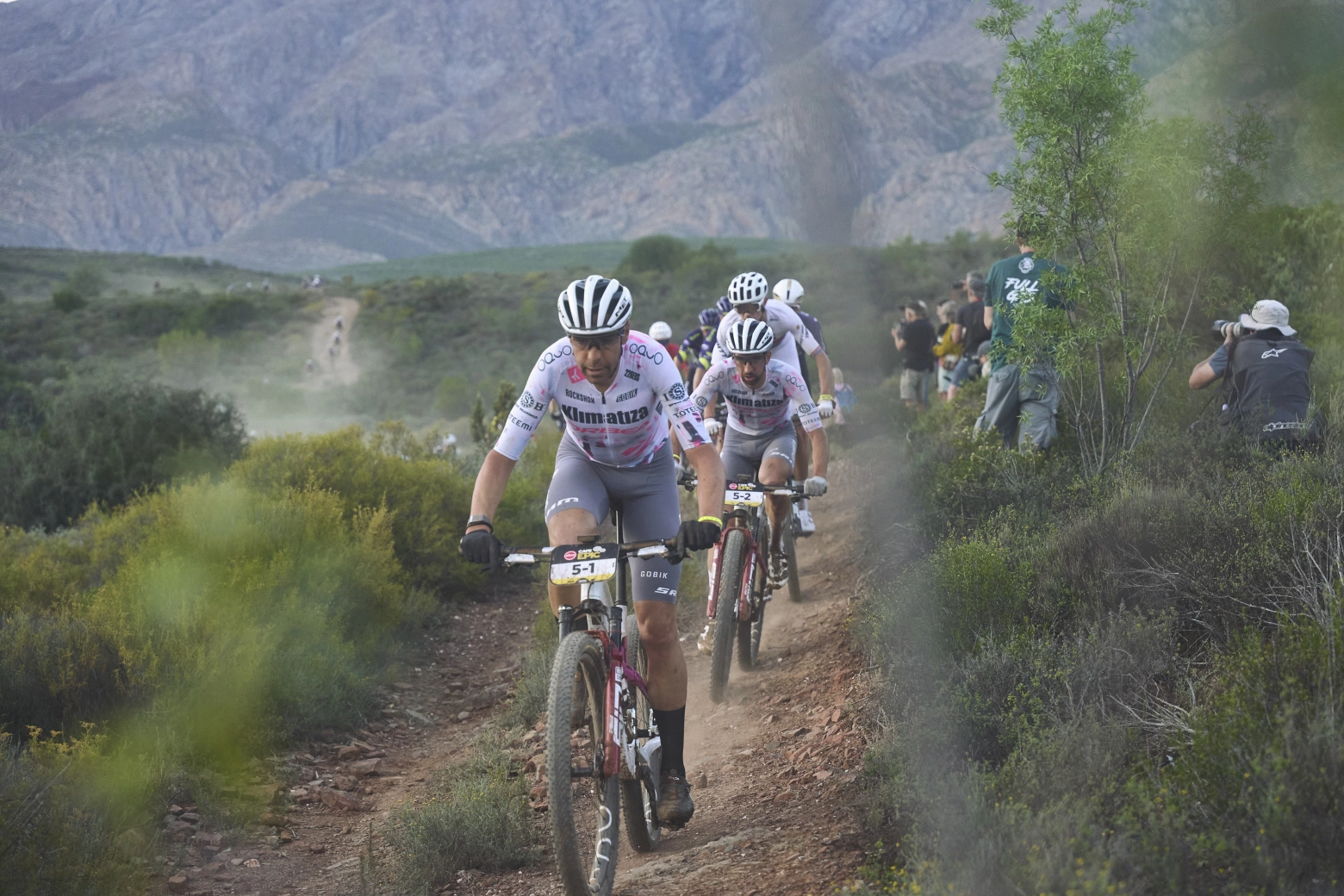 Avería y remontada épica: Schwarzbauer y Gaze pueden con todo, ganan la etapa 4 de la Cape Epic 2026 y se meten en el podio de la general