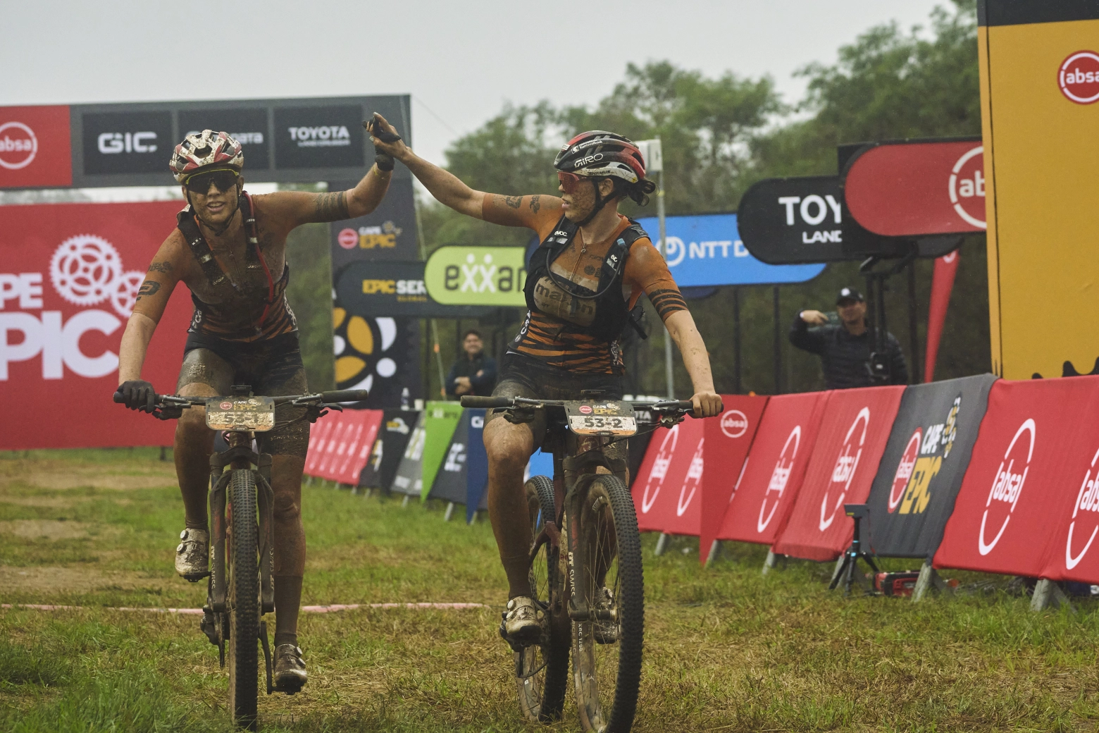 Keller y Lill arrasan bajo la lluvia y dejan la Cape Epic 2026 vista para sentencia