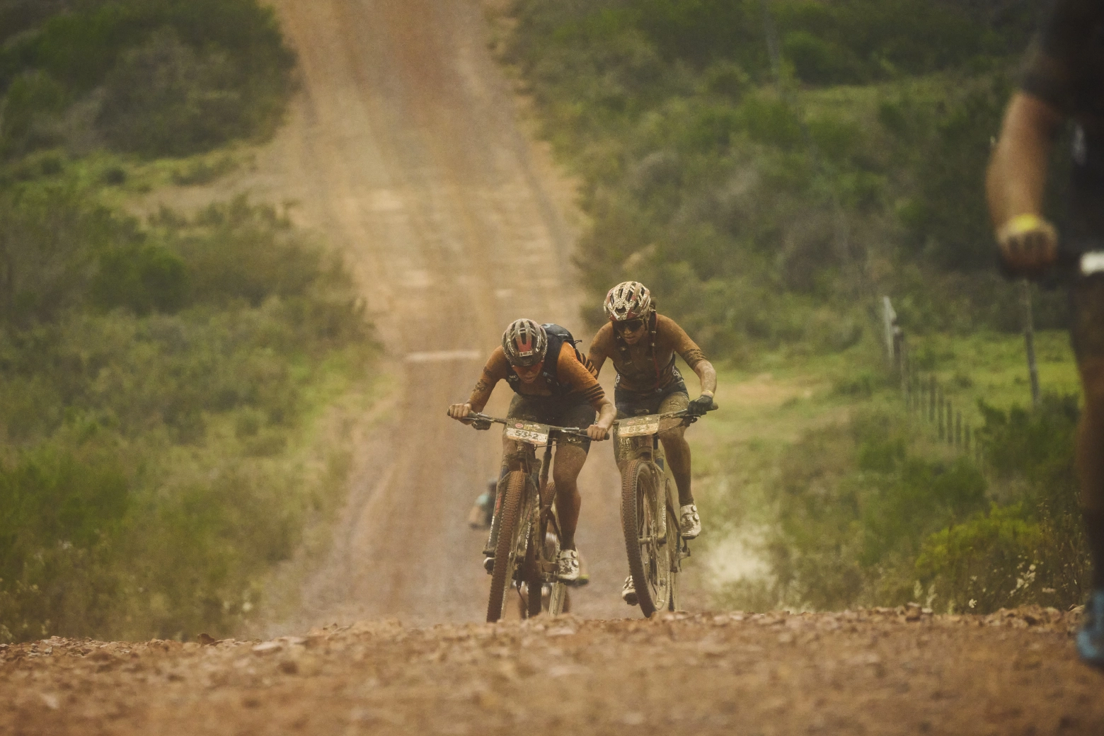 Keller y Lill arrasan bajo la lluvia y dejan la Cape Epic 2026 vista para sentencia