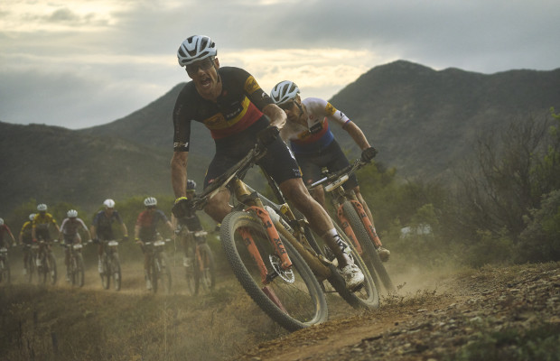 A Cape Epic explode: apenas 13 segundos separam os líderes antes do final em uma etapa que é vencida pelo Buff-BH