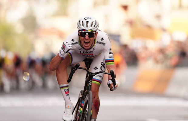 Pogacar gana la Milán-San Remo tras sobrevivir a una caída y rematar a Pidcock al sprint. Van Aert tercero