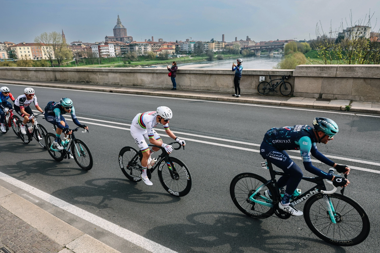 Pogacar gana la Milán-San Remo tras sobrevivir a una caída y rematar a Pidcock al sprint. Van Aert tercero