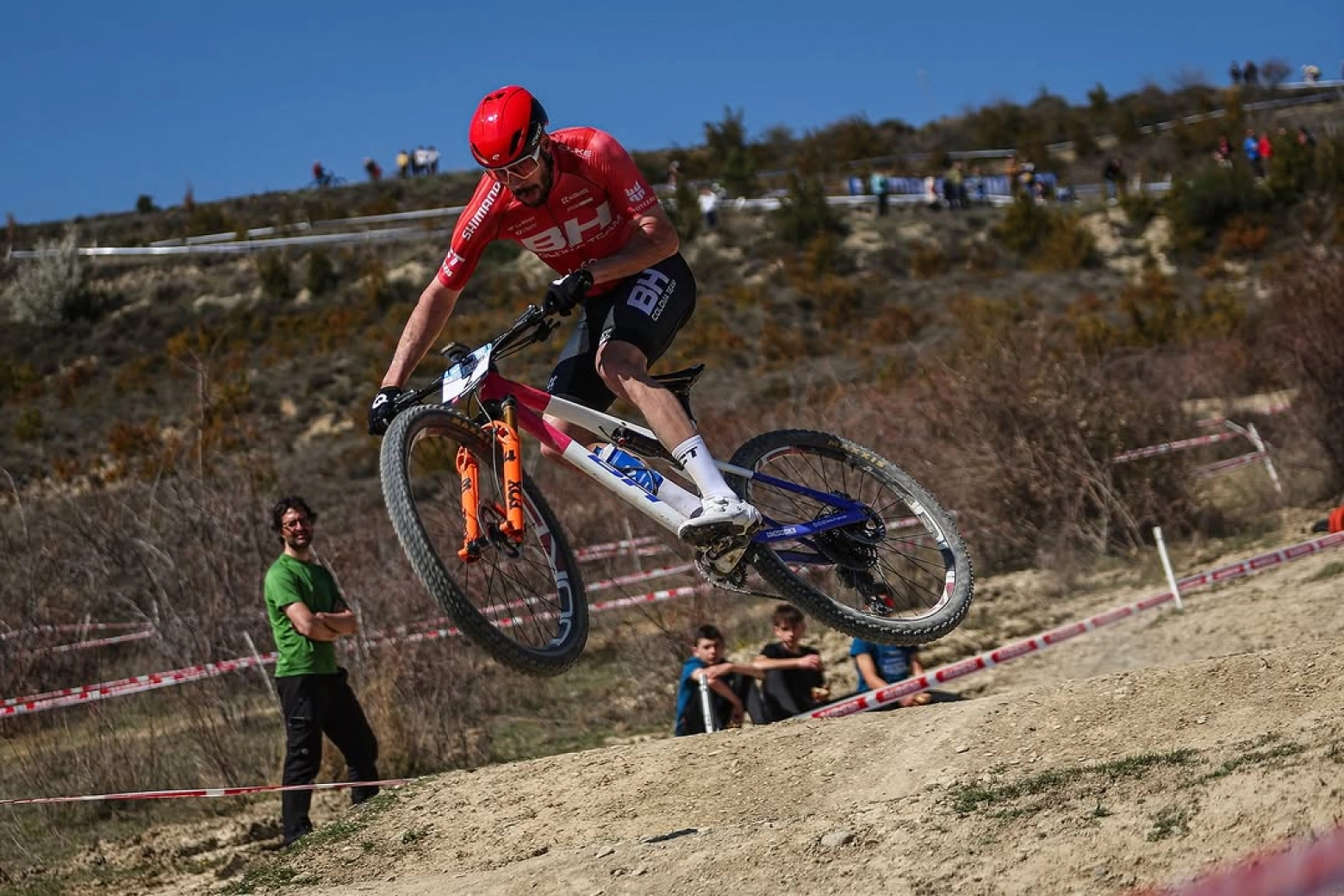 Cullell domina en Sabiñánigo con Dascalu remontando hasta el podio, Teocchi se impone en féminas