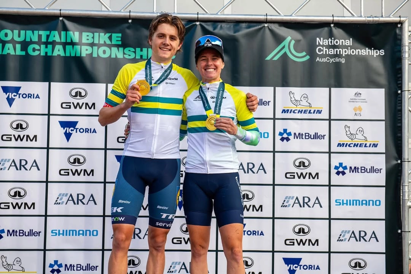 Bec Henderson and Anton Cooper expand their dominance: 13 and 11 titles in XCO