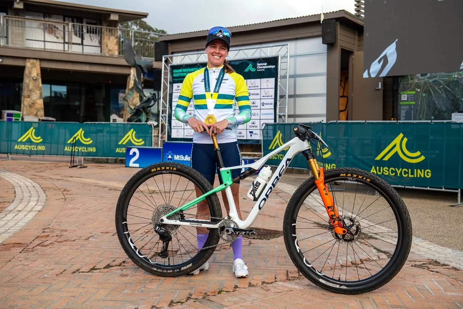 Bec Henderson and Anton Cooper expand their dominance: 13 and 11 titles in XCO