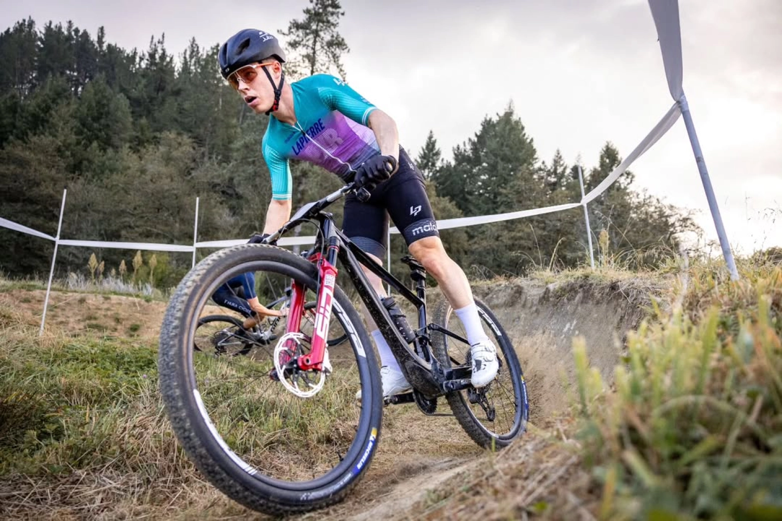 Bec Henderson and Anton Cooper expand their dominance: 13 and 11 titles in XCO