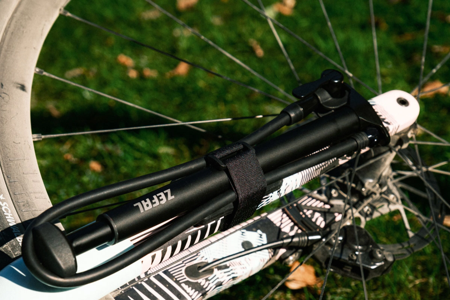 Zéfal Adventure, la mini bomba que quiere sustituir a una de pie en plena ruta