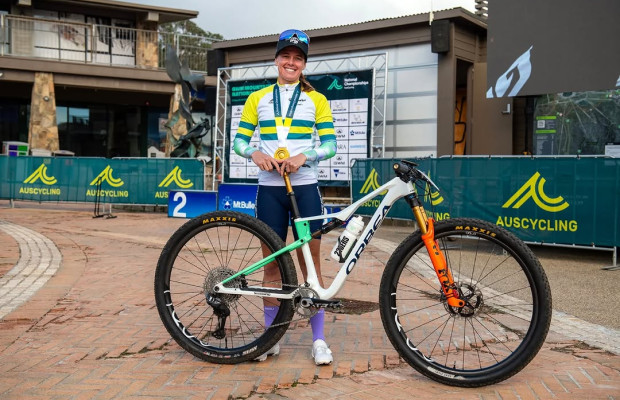 Bec Henderson e Anton Cooper ampliam sua hegemonia: 13 e 11 títulos em XCO