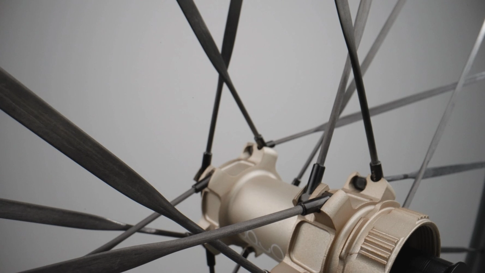 Más rígidas, más ligeras y más rápidas: OQUO lanza su gama más avanzada con radios de carbono para carretera y gravel