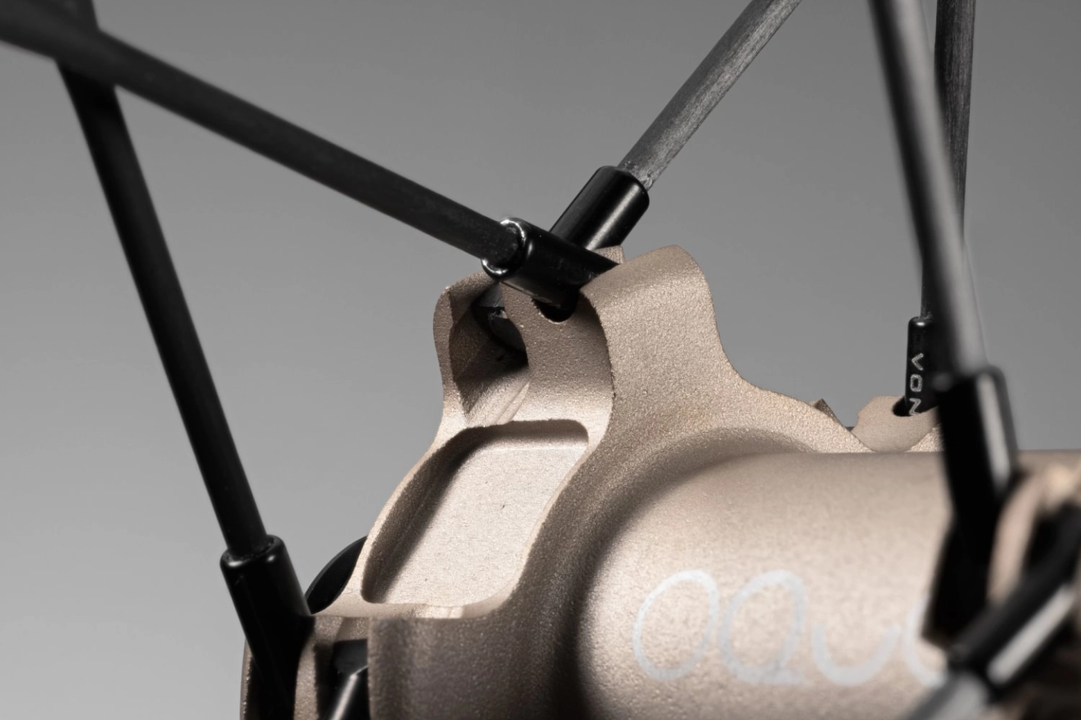 Más rígidas, más ligeras y más rápidas: OQUO lanza su gama más avanzada con radios de carbono para carretera y gravel