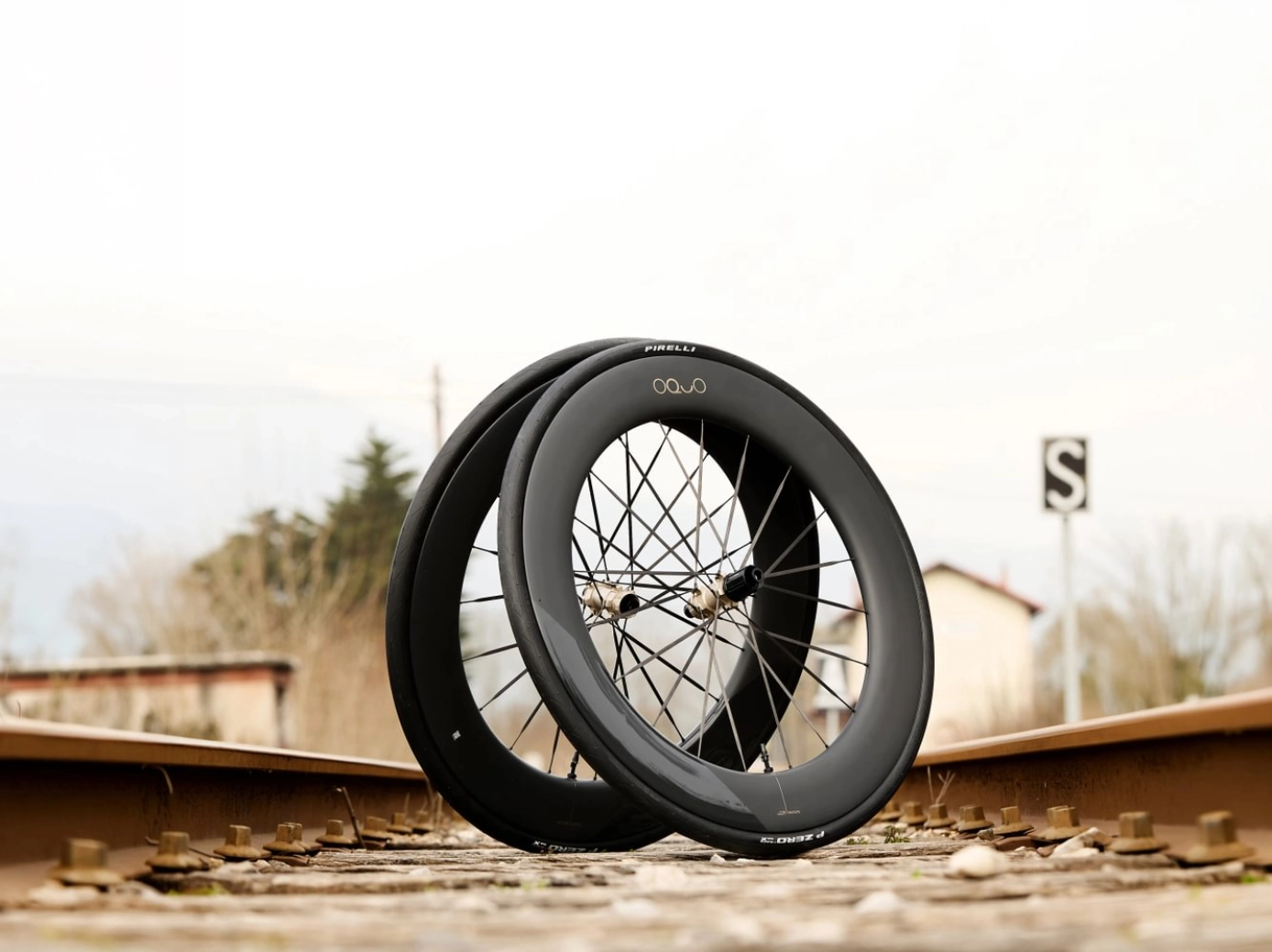 Más rígidas, más ligeras y más rápidas: OQUO lanza su gama más avanzada con radios de carbono para carretera y gravel