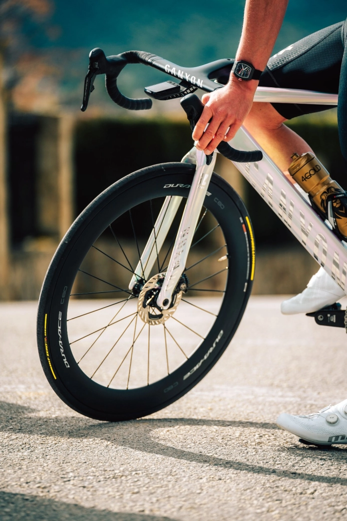 A la venta el nuevo neumático de Van der Poel: así es el P ZERO Race TLR SL-R con tecnología PAAS