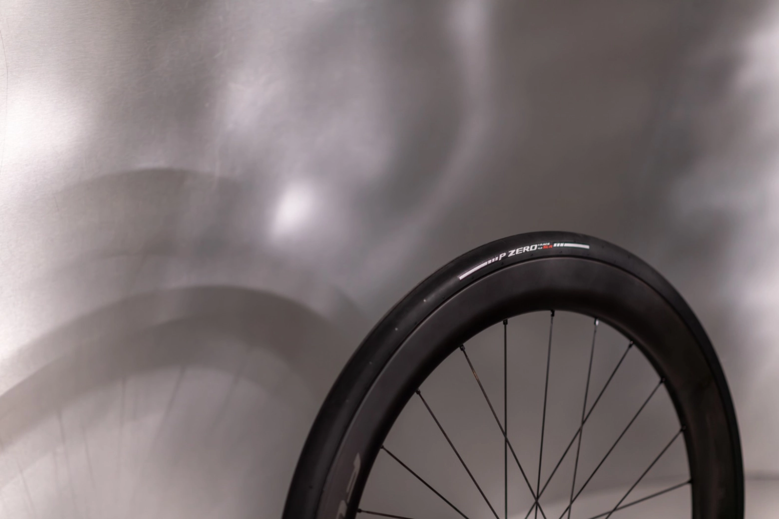 A la venta el nuevo neumático de Van der Poel: así es el P ZERO Race TLR SL-R con tecnología PAAS