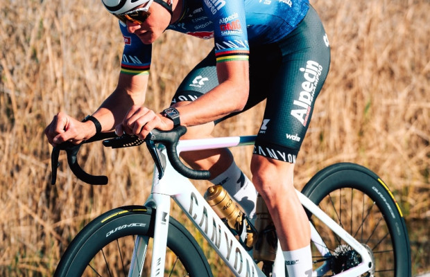 À venda o novo pneu de Van der Poel: assim é o P ZERO Race TLR SL-R com tecnologia PAAS