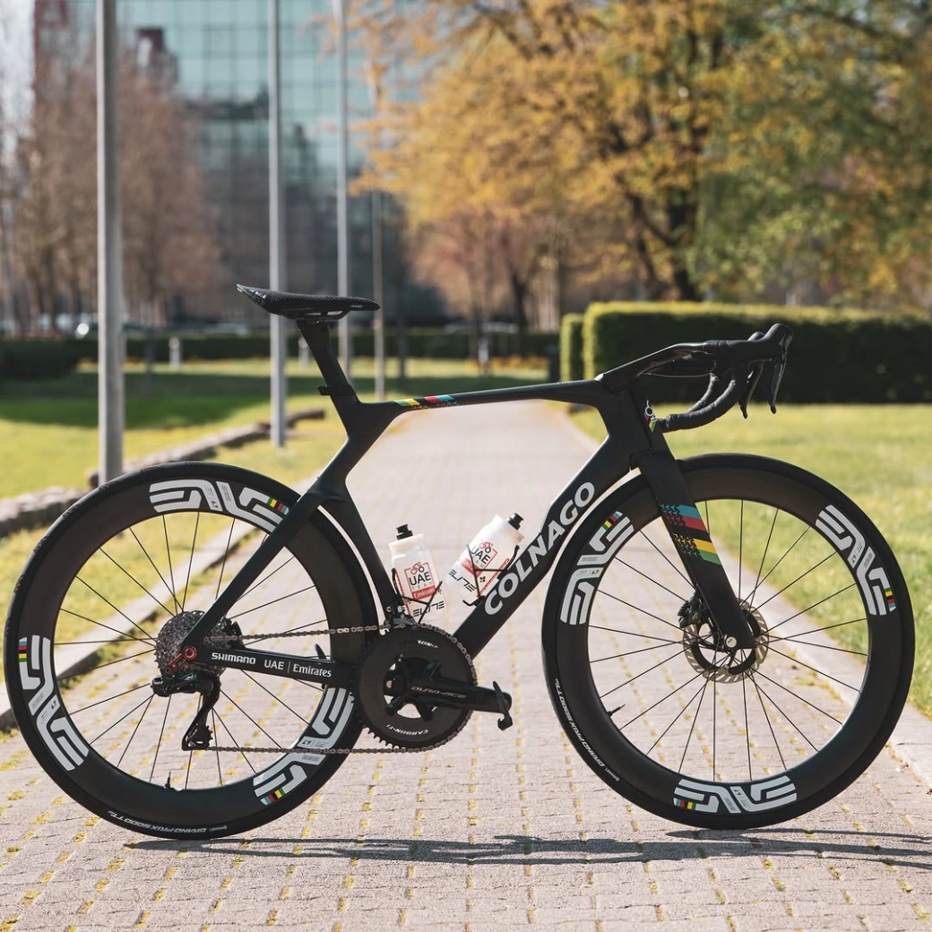 Pogacar ganó con la bici rota, los frenos rozando y el cambio bloqueado tras la caída