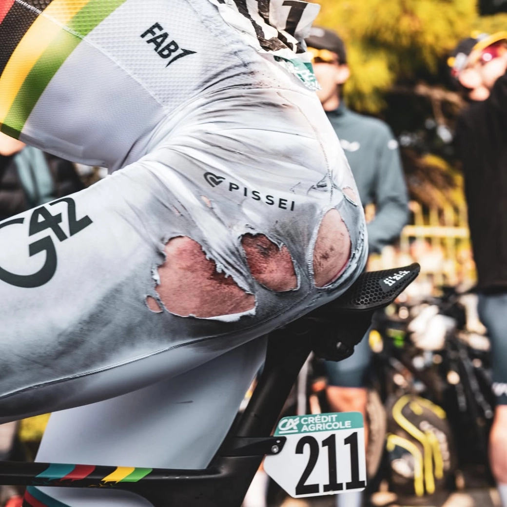 Pogacar ganó con la bici rota, los frenos rozando y el cambio bloqueado tras la caída