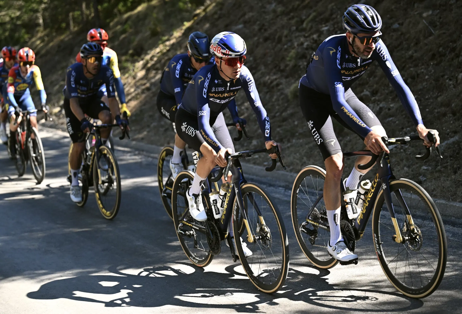 Terrorífica caída de Pidcock en la Volta: "Tengo mucha suerte de estar bien"