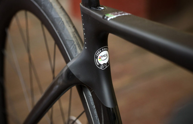 Pegatinas falsas y bicis ilegales, cómo controla la UCI el material en competición