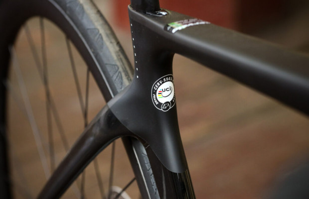 Adesivos falsos e bicicletas ilegais: como a UCI controla o material nas competições