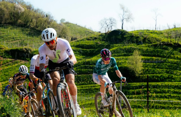 "Es duro, mi espalda lo ha notado. Me vendría bien algo de suspensión": Nino Schurter hace quinto en su primera carrera de gravel