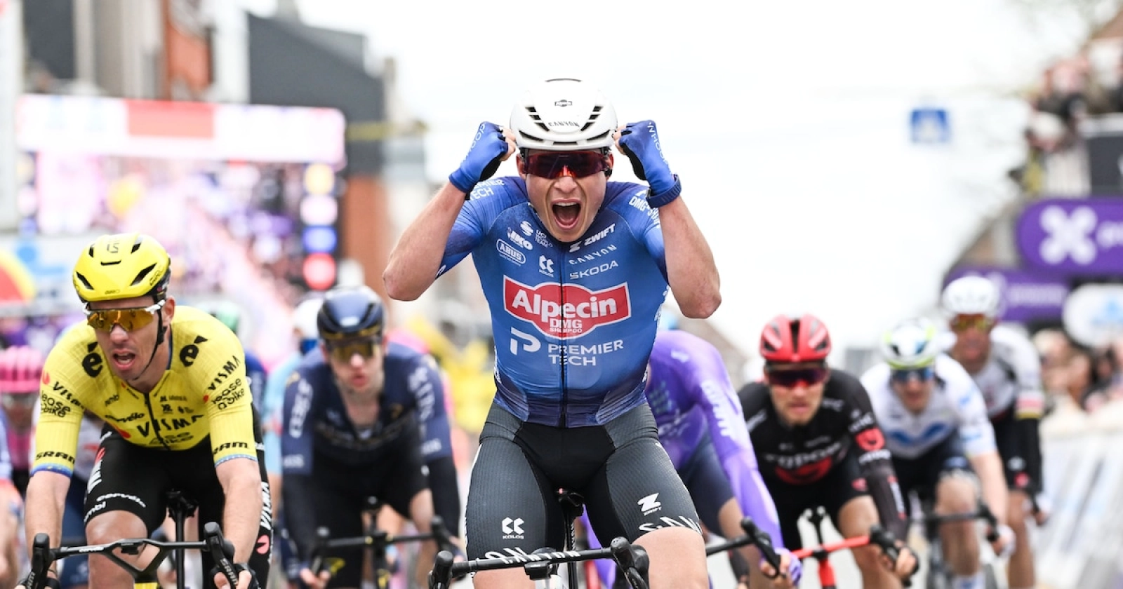 Van der Poel y Van Aert se quedan a un kilómetro y Philipsen gana En los Campos de Flandes