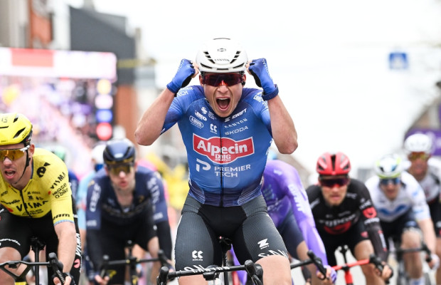 Van der Poel and Van Aert are left behind a kilometer, and Philipsen wins In Flanders Fields