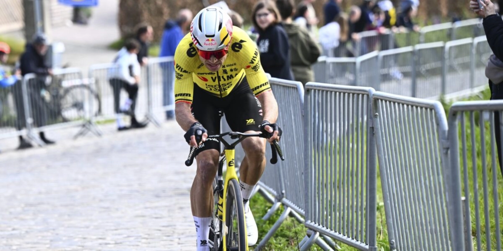 Filippo Ganna amarga la exhibición de Van Aert en A Través de Flandes tras un final agónico