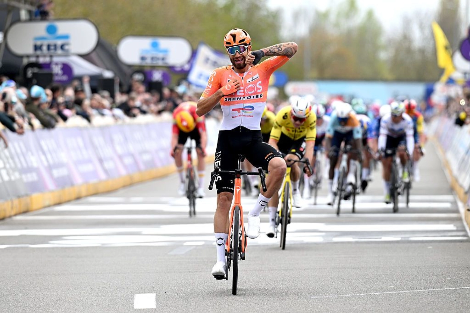Filippo Ganna amarga la exhibición de Van Aert en A Través de Flandes tras un final agónico