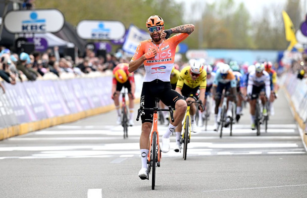 Filippo Ganna amarga la exhibición de Van Aert en A Través de Flandes tras un final agónico