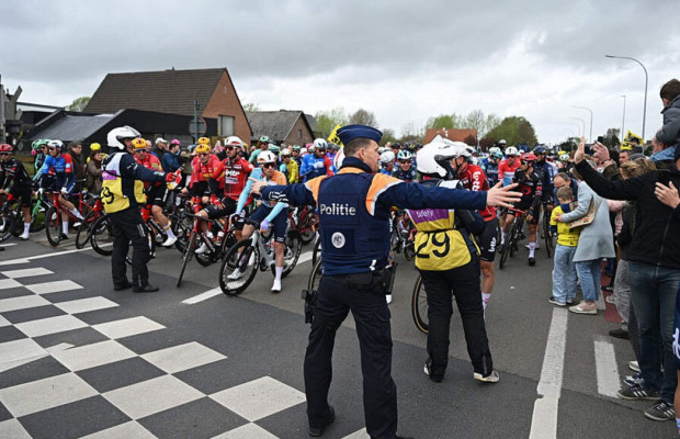 Deveriam ter sido expulsos Pogacar e Evenepoel do Tour de Flandres?