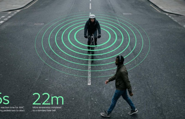 Ce timbre cycliste traverse les écouteurs à réduction de bruit