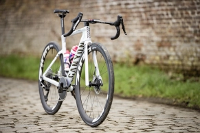 Van der Poel's bike for Roubaix has been unveiled: here's a look at the new Canyon Endurance CFR